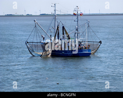 Garnelen fischen Trawler in der Nordsee vor der Nordfriesischen Inseln Deutschland tätig Stockfoto