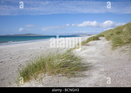 Sand-Shell auf West Küste von Berneray mit der Insel Pabbay im Norden, Western Isles of Scotland Stockfoto