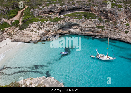 Segelboot bei Cala Marmols verankert. Insel Mallorca. Spanien Stockfoto