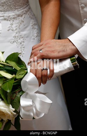 Brautpaar Eheringe zeigen Stockfoto