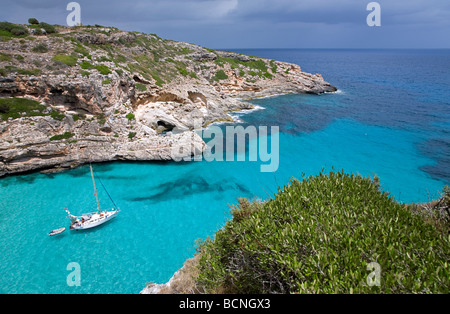 Segelboot bei Cala Marmols verankert. Insel Mallorca. Spanien Stockfoto