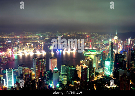 Blick auf die beleuchtete Victoria Bay und Umgebung in der Nacht von Hong Kong Rückkehr nach China, Hong Kong, China Stockfoto