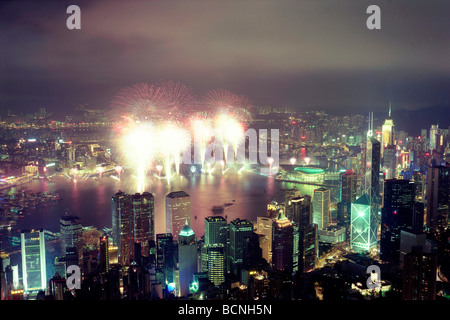 Blick auf die beleuchtete Victoria Bay und die umliegenden Gebiete durch Feuerwerk am in der Nacht von Hong Kong Rückkehr nach China, Hong Kong, Stockfoto