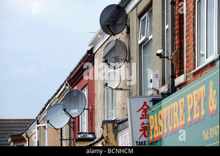 Eine Gruppe von tv-Sat-Anlagen auf der Seite Wohnungen in grimsby Stockfoto