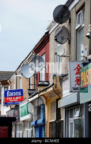 Eine Gruppe von tv-Sat-Anlagen auf der Seite Wohnungen in grimsby Stockfoto