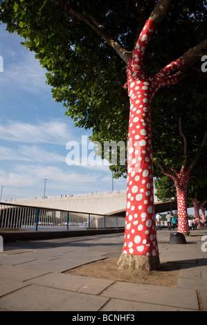 Southbank Baum bedeckt in rot Material mit weißen Punkten Stockfoto