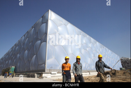 Arbeiter die Bauarbeiten außerhalb des Water Cube, Peking, China Stockfoto