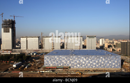 Wasser-Würfel zusammen mit neuen Bürogebäude befinden sich im Aufbau, Peking, China Stockfoto