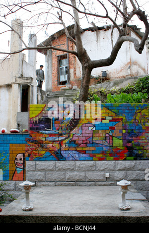 Graffiti an der Wand auf der anderen Straßenseite von Sun Dance Cafe auf Lujiang Dao, Xiamen, Provinz Fujian, China Stockfoto