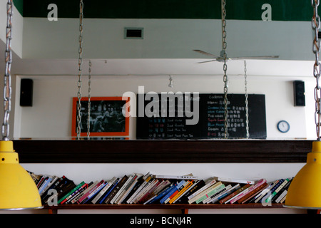 Rack von Musik-CDs in Sun Dance Cafe auf Lujiang Dao, Xiamen, Provinz Fujian, China Stockfoto