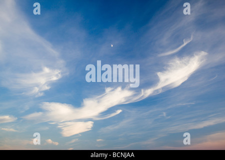 Mond und Wolken über Balranald Natur behalten, North Uist, Schottland Stockfoto