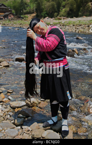 Yao Langhaar Frau Kämmen Haare neben Fluss Huangluo Dorf Guangxi China Stockfoto