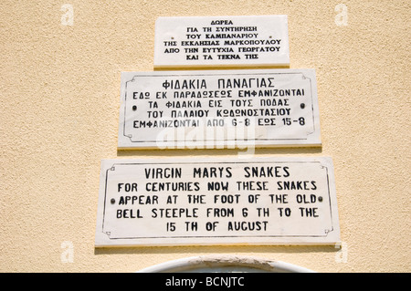 Plaketten auf den Glockenturm der Kirche der Jungfrau Maria Lagouvarda Jungfrau Maria der Schlangen bei Markopoulo auf Kefalonia Griechenland GR Stockfoto