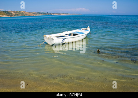 Sportboote vor Anker vor Katelios Beach auf der griechischen Insel Kefalonia Griechenland GR Stockfoto