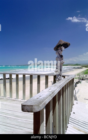 Holzgeländer ein Sonnendeck mit Treibholz Lampe mit Blick auf den Strand, Isabela, Galapagos-Inseln Stockfoto