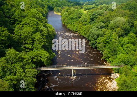 England-Northumberland-Lambley Fußgängerbrücke überqueren den Fluss South Tyne, wie es durch den Wald von Lambley Viadukt betrachtet fließt Stockfoto