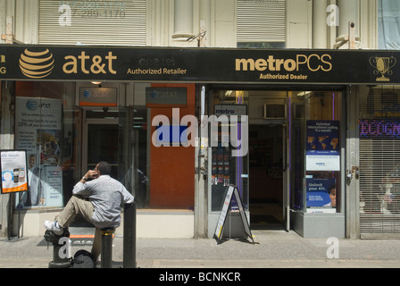 Ein in T Wireless Store im Wettbewerb mit einem Metro PCS-Store in New York Stockfoto