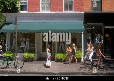 Shopper weitergeben gehobenen Einzelhandel und Unternehmen Bleecker Street unter anderem Ralph Lauren Stockfoto