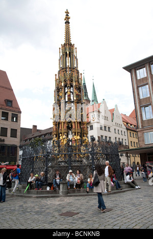 Nürnbergs Hauptattraktion ist die gotische Schöner Brunnen (schöner Brunnen) um 1385 aber anschließend wieder errichtet Stockfoto