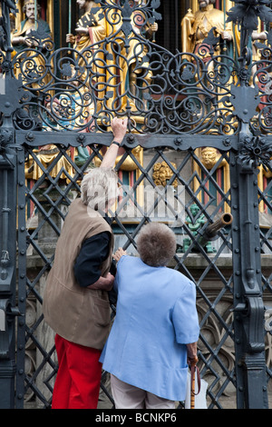 Die nürnberger Ring (jetzt in einen Eisenzaun verschweißt) wird gesagt, viel Glück für diejenigen, die es berühren, zu bringen. Stockfoto