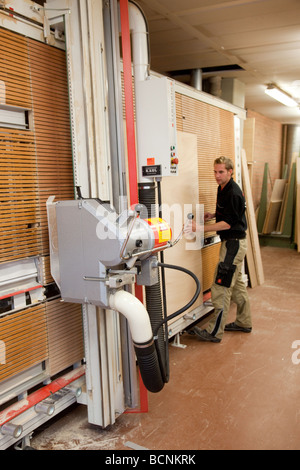 Training für Tischler in der Schule für Handwerksmeister in der Kammer der Handel vertikalen Fenster sah Stockfoto