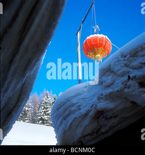 Rote Laterne hängen Schnee bedeckten Häusern, Shuangfeng Forest Farm Hailin County, Mudanjiang, Heilongjiang Provinz, China Stockfoto