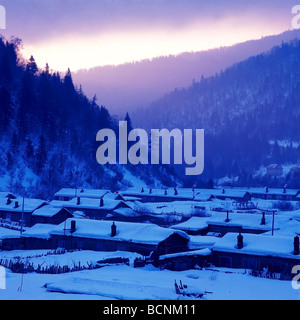 Dorf bedeckt mit dicken Schicht Schnee, Shuangfeng Forest Farm Hailin County, Mudanjiang, Heilongjiang Provinz, China Stockfoto