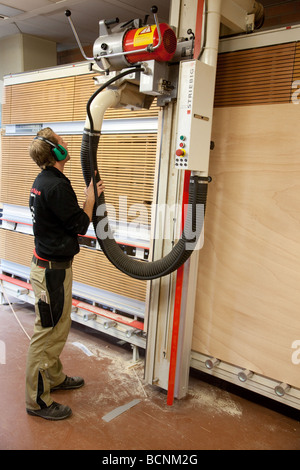 Training für Tischler in der Schule für Handwerksmeister in der Kammer der Handel vertikalen Fenster sah Stockfoto