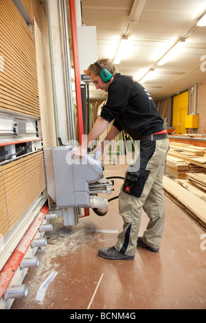 Training für Tischler in der Schule für Handwerksmeister in der Kammer der Handel vertikalen Fenster sah Stockfoto