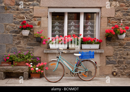 Fahrrad und bunten Blumenkästen in einer Seitenstraße in St. Quay Portrieux, Bretagne, Frankreich Stockfoto