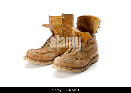 altes Paar Arbeitsstiefel auf weißem Hintergrund Stockfoto