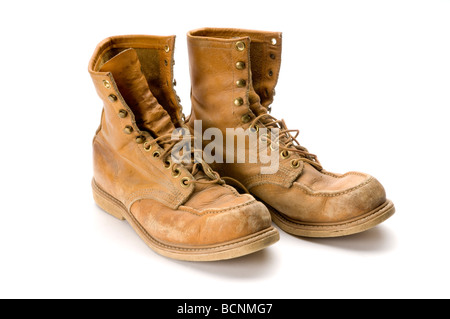 Alten Stahl-toed Arbeit Stiefel auf weißem Hintergrund Stockfoto