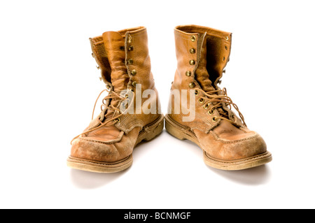 Alten Stahl-toed Arbeit Stiefel auf weißem Hintergrund Stockfoto