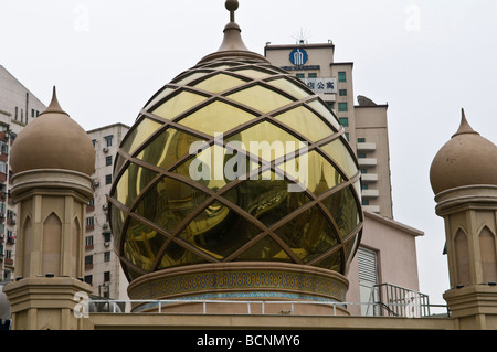 Verkehr auf Yan eine Straße in eine Reflexion über die Kuppel der Moschee in Shanghai gesehen Stockfoto
