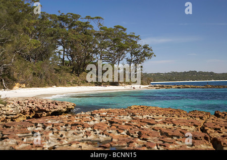 Rock-Plattform und Strand von Bristol Punkt in der Nähe von Green Patch Strand Booderee National Park Jervis Bay Territory Australien Stockfoto