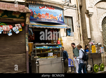 Touristen kaufen Snacks in einem Geschäft in Khan El Khalili in Kairo Ägypten. Stockfoto