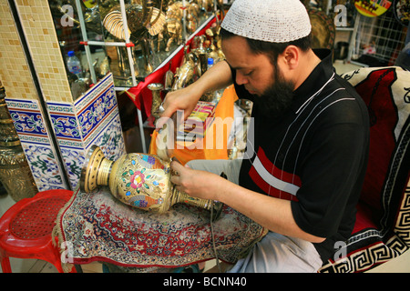 Uyghur Handwerker Polieren eine dekorative Vase, Uigurischen Autonomen Gebiet Xinjiang, China Stockfoto