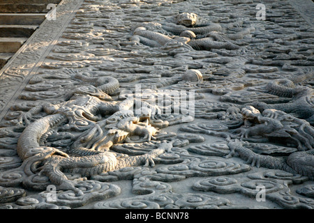 Detail des lebendigen Drachen und Cloud Schnitzen auf Marmor Podest hinter Saal Harmonie bewahren geschnitzt mit Drachen und Stockfoto