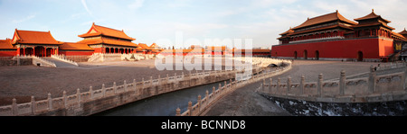 Hof zwischen Meridian-Tor und das Tor der höchsten Harmonie, Verbotene Stadt, Peking, China Stockfoto