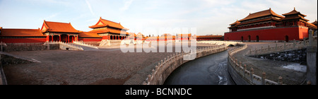 Hof zwischen Meridian-Tor und das Tor der höchsten Harmonie, Verbotene Stadt, Peking, China Stockfoto