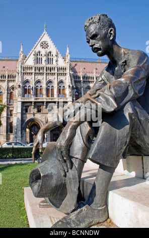 Statue des Dichters József Attila neben ungarischen Parlamentsgebäude in Budapest Stockfoto