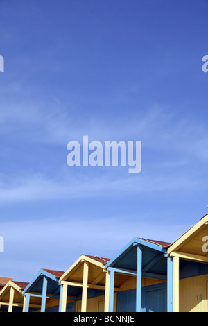 farbenfrohe Strandhütten in Ferienanlage am Meer Stockfoto