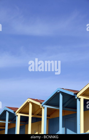 farbenfrohe Strandhütten in Ferienanlage am Meer Stockfoto