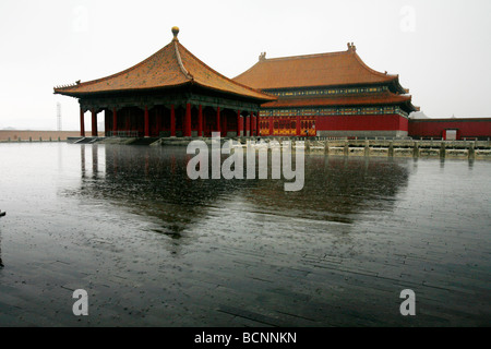 Halle der mittleren Harmonie und Hall, Harmonie bewahren in den Regen, Verbotene Stadt, Peking, China Stockfoto