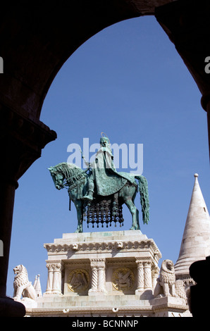 Statue des St. Stephen, ersten ungarischen König, in der Nähe von Budaer Burgviertel St. Matthiaskirche in Budapest Stockfoto