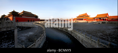 Hof zwischen Meridian-Tor und das Tor der höchsten Harmonie, Verbotene Stadt, Peking, China Stockfoto