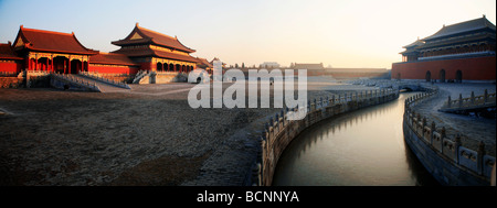 Hof zwischen Meridian-Tor und das Tor der höchsten Harmonie, Verbotene Stadt, Peking, China Stockfoto