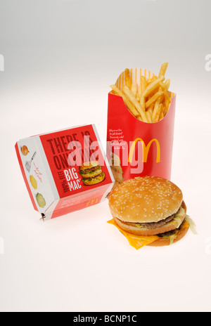 Mcdonalds Big Mac Cheeseburger und Pommes frites auf weißem Hintergrund, mit Verpackung Ausschnitt. Stockfoto