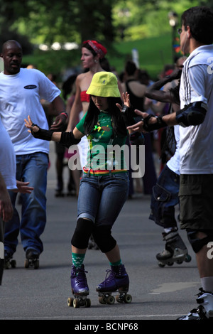 Asiatische Frau Rollerskating.  Rollschuh Disco im Central Park in New York City. Stockfoto