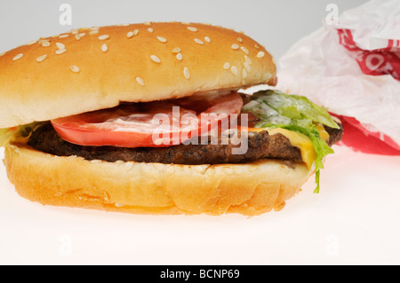 Nahaufnahme von Burger King Whopper Sandwich mit verworfen Wrapper auf weißem Hintergrund Stockfoto